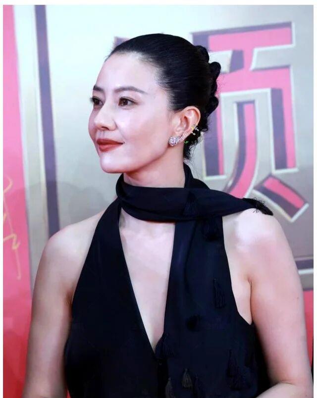 高圆圆飞天奖红毯现场，气质独美！飞天奖红毯上，高圆圆现身。没有复杂的情节，镜头里