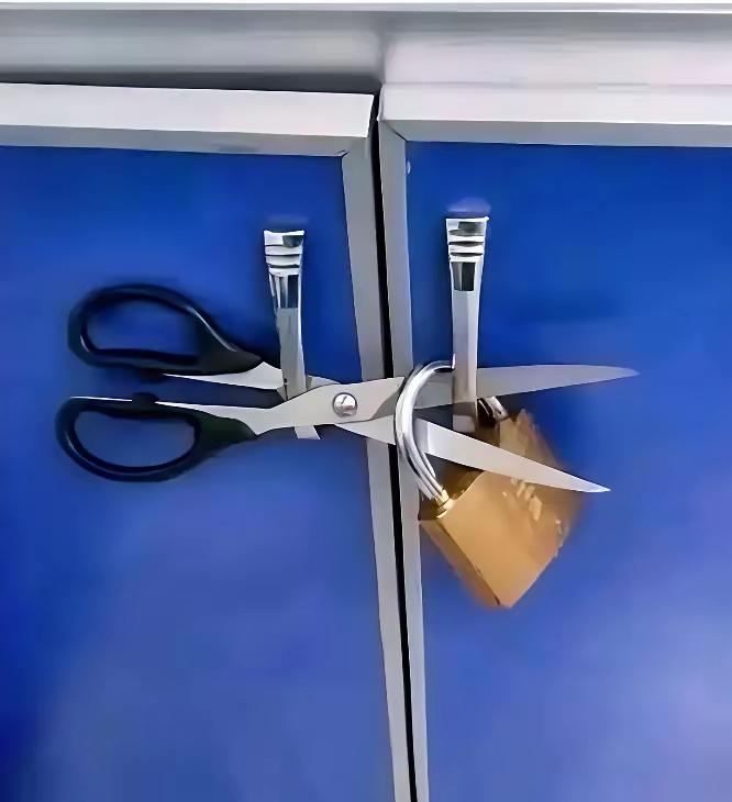 办公室的一个同事被优化裁员之后，他将自己办公位的柜子门这样子锁掉了一时没有找