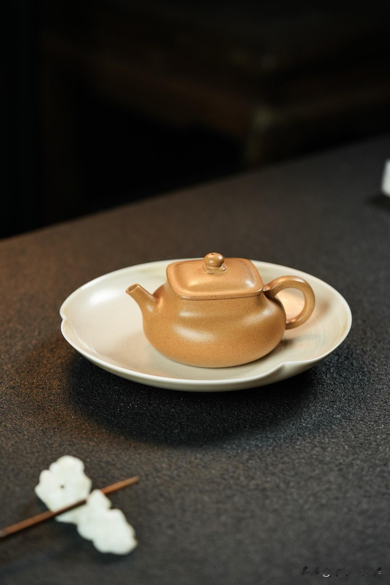 便宜没好货经常有些新手壶友会问我：“老师，你这有一两百的好的紫砂壶吗?再给我送