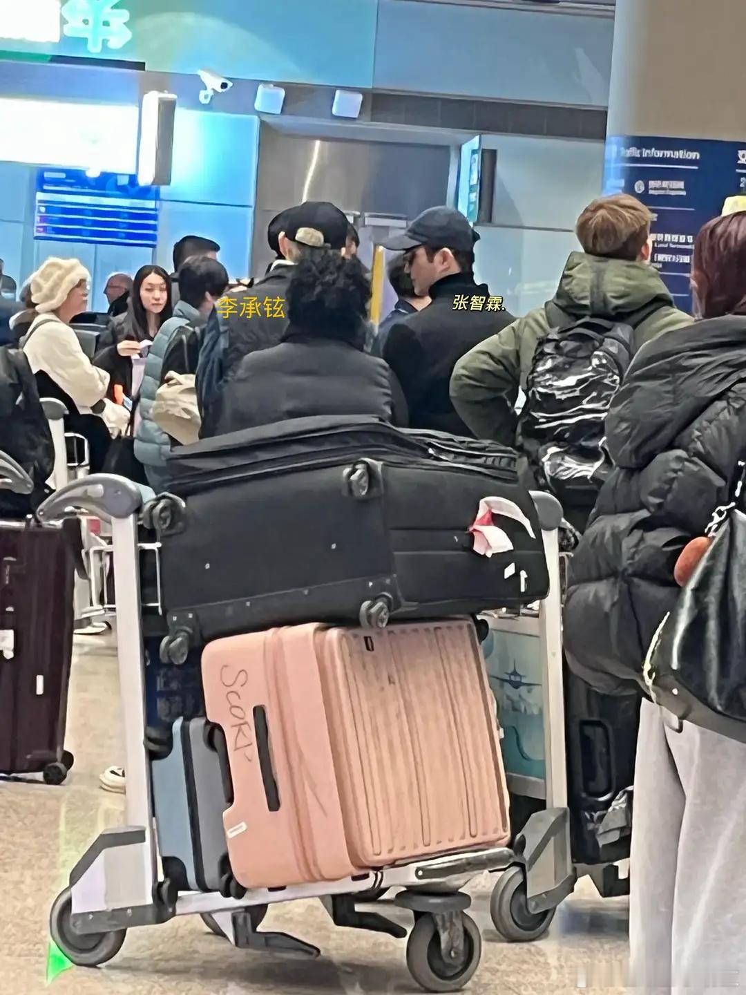 张智霖一家与李承铉一家现身机场19岁魔童比张智霖高了张智霖一家与李承铉一家现身