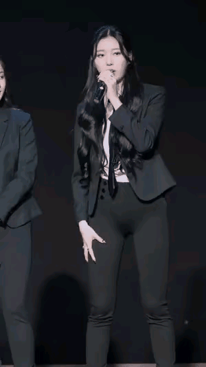 美女这裤子是不是太小了一点[捂脸哭]