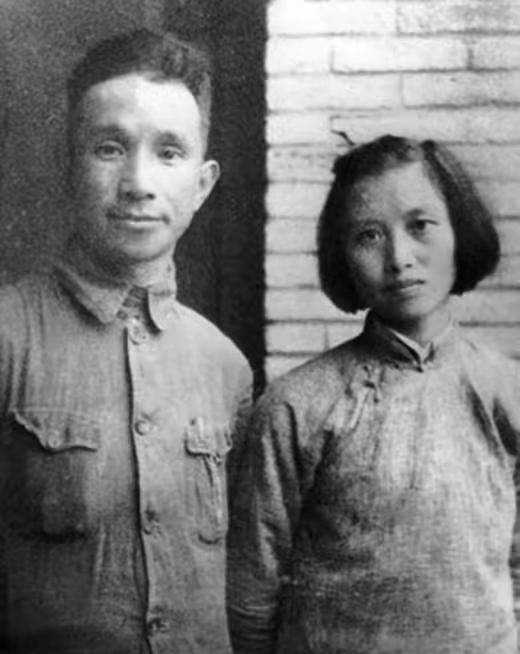 1950年，粟裕陪妻子楚青逛上海。路过一家优雅的咖啡馆，他突然停下，盯着二楼赞叹