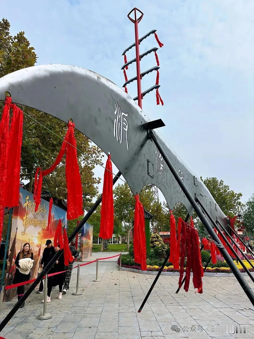 上联:春满神州花烂漫下联:福临华夏业辉煌横批:国泰民安