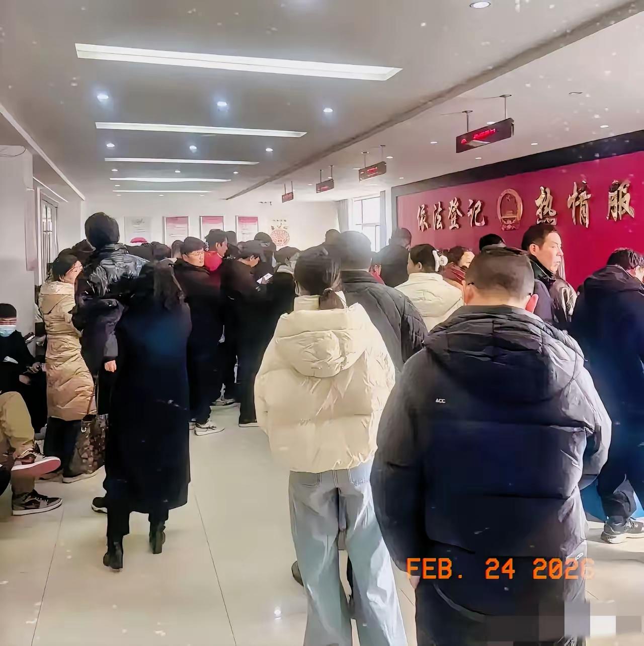 你敢相信，民政局开工第一天，大厅里挤满了人，他们不是过来办理结婚的，而是办理离婚