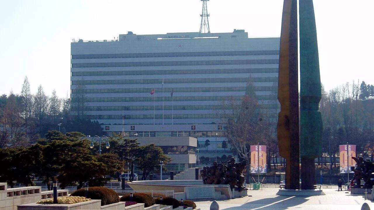 刚刚过去的1月19日，韩国防长安圭伯在一场军方会议上：“对话必须建立在压倒性力量