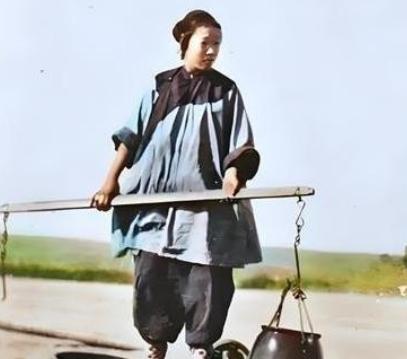 清朝，有个农妇去卖鸡蛋，走到半路被一群土匪糟蹋了，完事了，她见篮子里的鸡蛋还好端