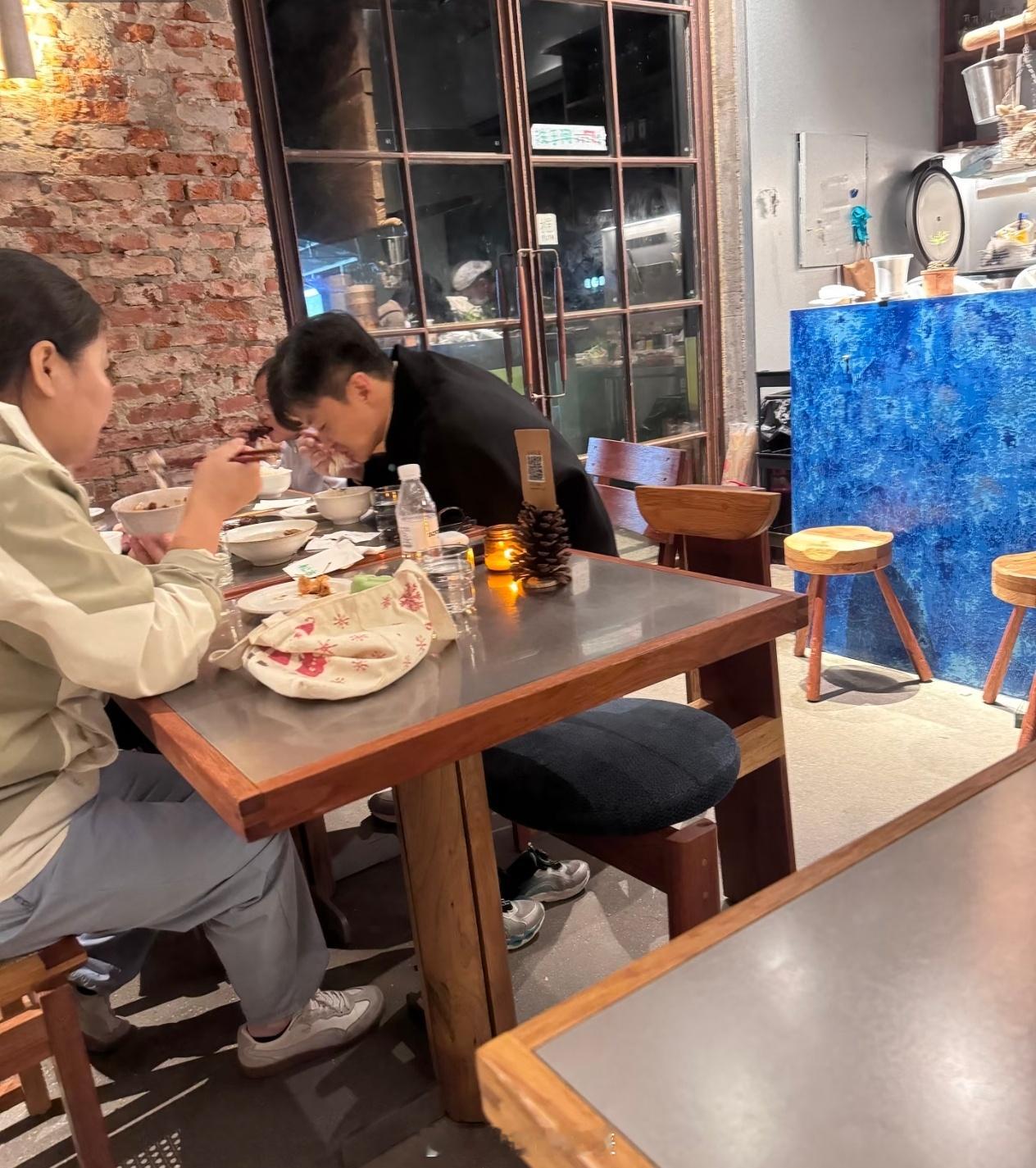 周一围带两个孩子吃饭周一围带儿子女儿吃饭周一围带两个孩子吃饭，儿女双全好幸福！