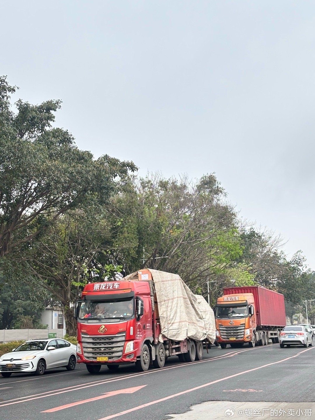 牛马们上班了，上学了。外面打仗怎么打都好，这边的牛马们继续开工。
