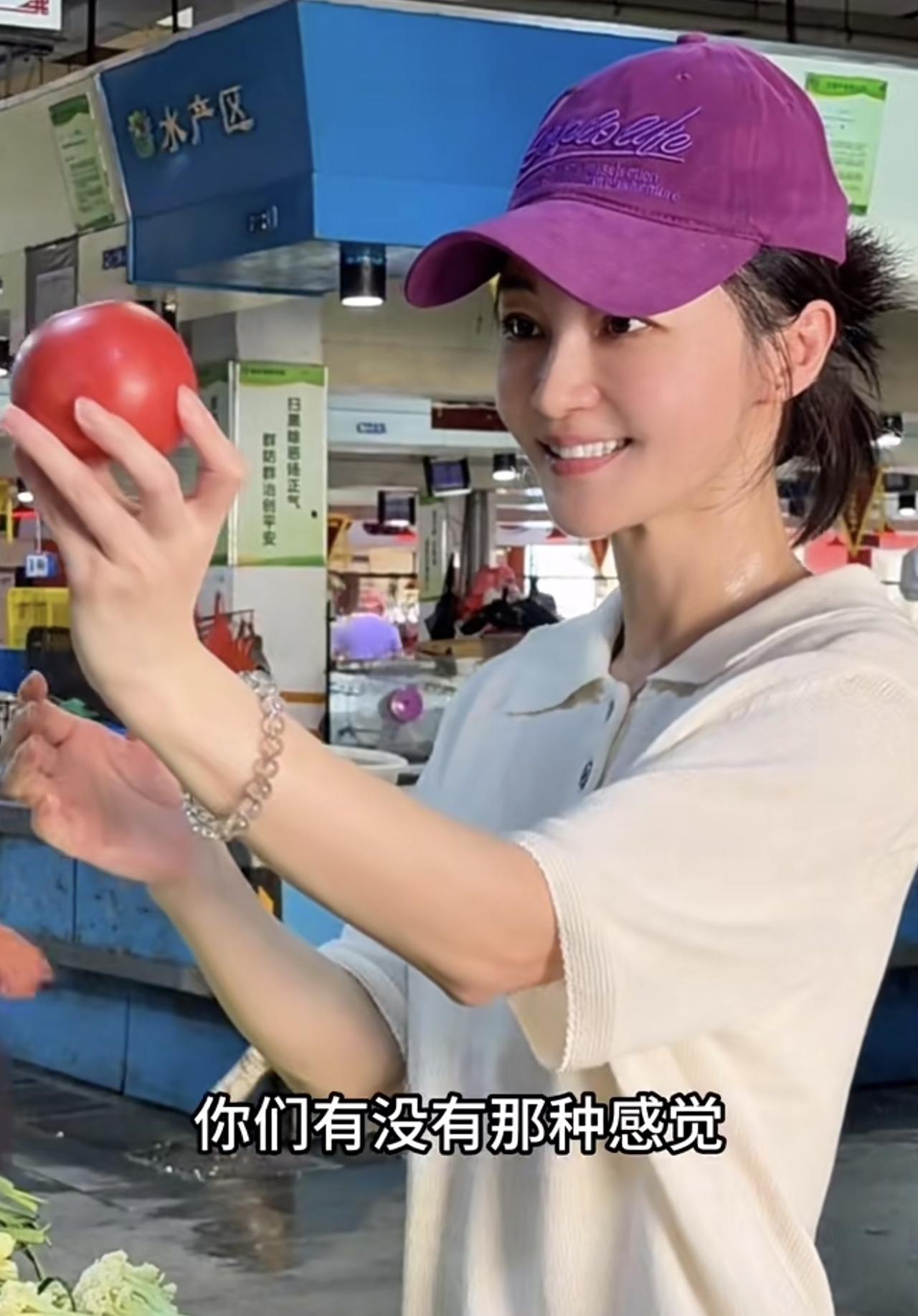 33岁姚迪去菜市场买菜，连西红柿都不会挑，自嘲自己虽然不会挑菜，但是个能把日子过