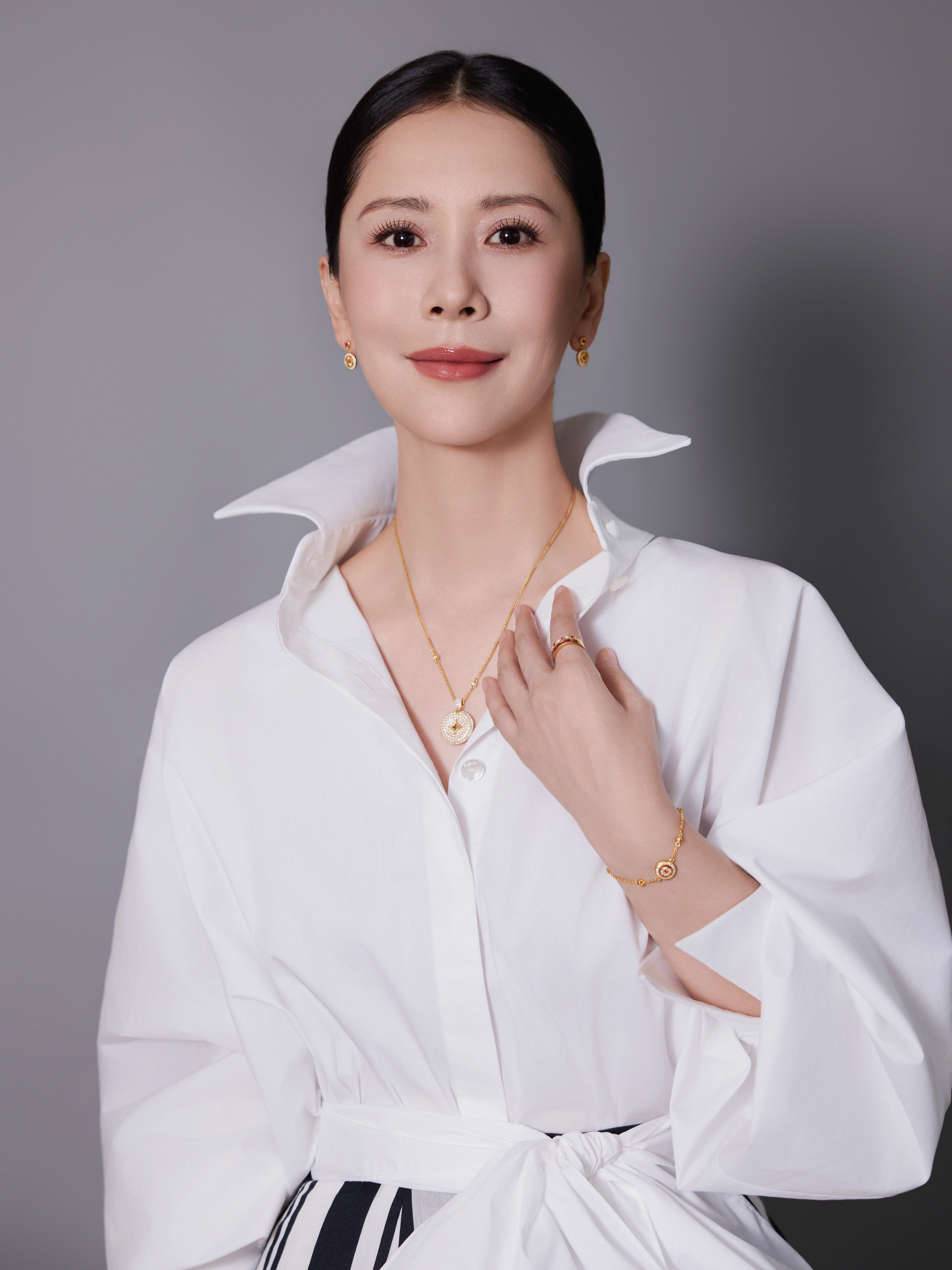 海清现身上海珠宝活动！以白色衬衫搭配黑白条纹长裙，配上利落盘发整体清爽高级，钻石