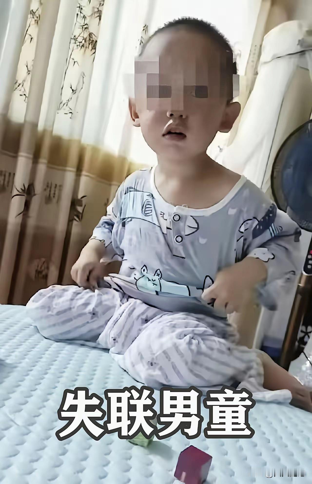 讲真，看得人心里揪着疼。贵州铜仁。8月25号。幼儿园报名，人多得不行。妈妈是