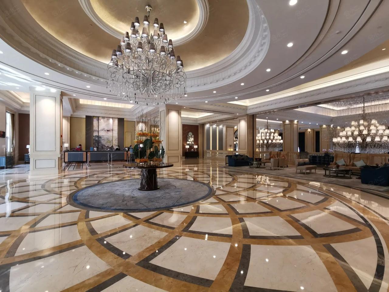 太离谱了！上海，大年初一，女子为了孝敬母亲，带老人入住上万元的上海顶奢酒店。因长