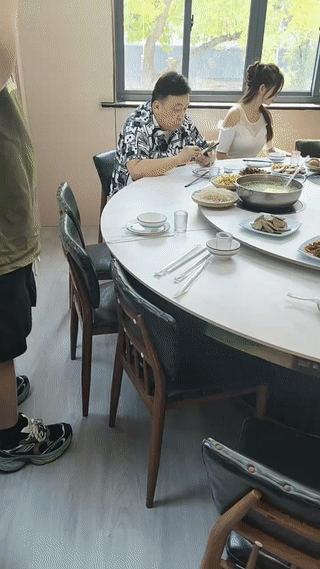 有网友在江苏苏州的一家餐厅内偶遇了香港著名导演:王晶。当时坐在王晶导演旁边还有