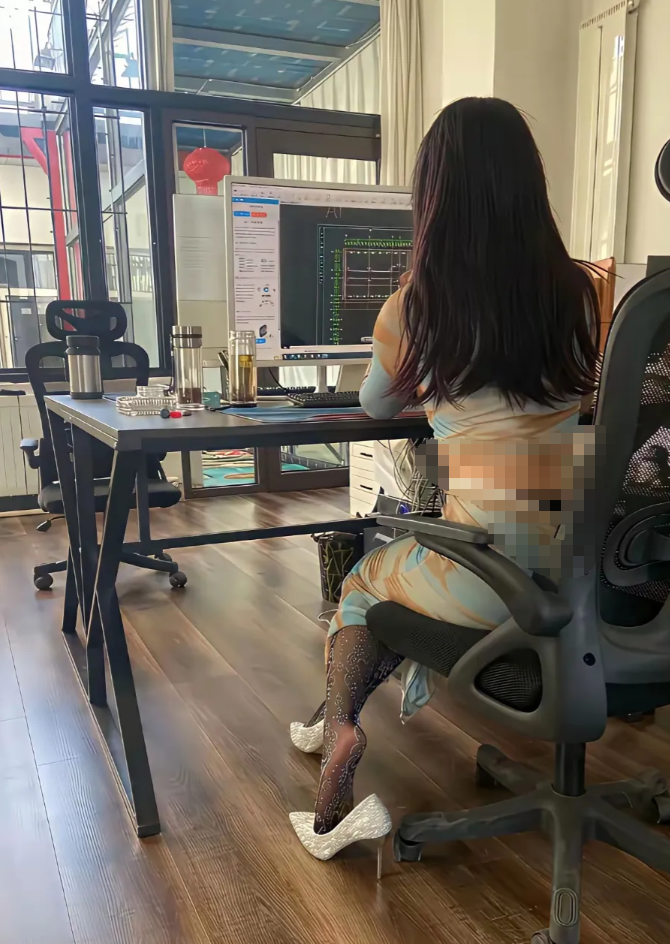 新来的同事穿的这么好看，都没心思上班了，怎么办？
