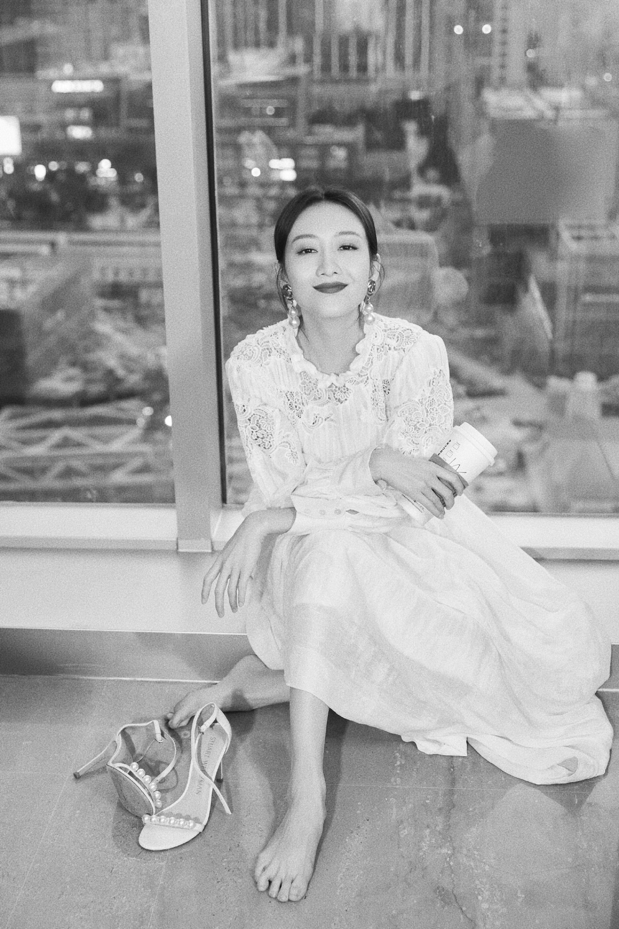 王鸥姐姐，白裙穿搭，柔美优雅，好可爱的小脚丫。王鸥