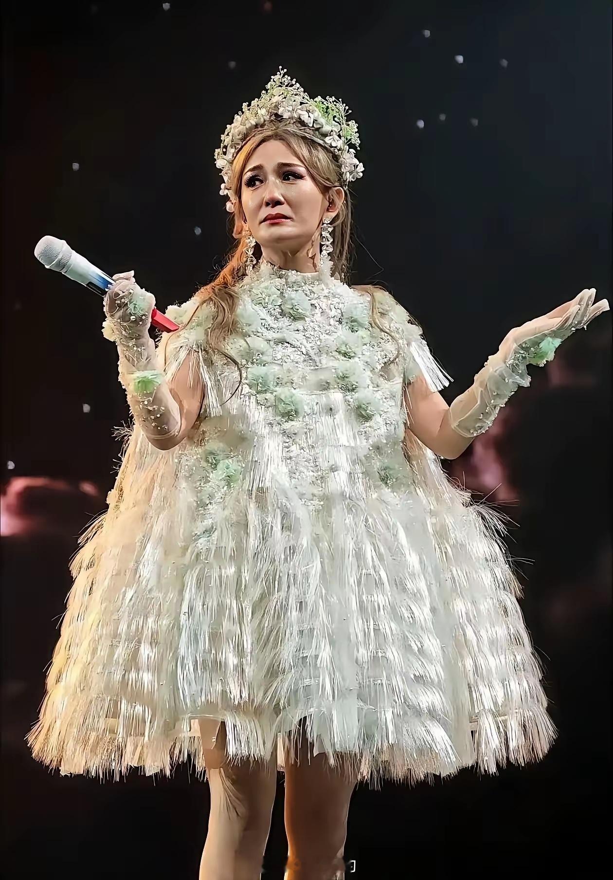 谢娜为什么要开全国巡回演唱会？丁太升说，原因有三:第一，想站在舞台中央享受鲜花和