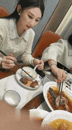 小姐姐们，你们这样对待食物多少有点不美德吧[捂脸哭][捂脸哭][捂脸哭]