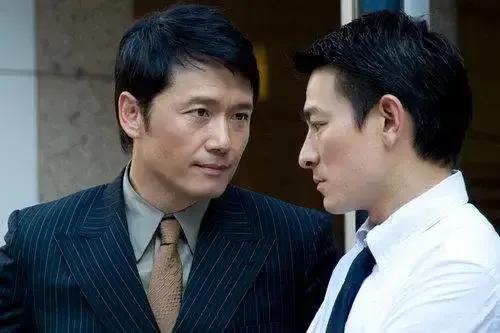 有一次问起汤镇业：你和刘德华一起出道，现在他的片酬5000万，你会不会感觉到有落