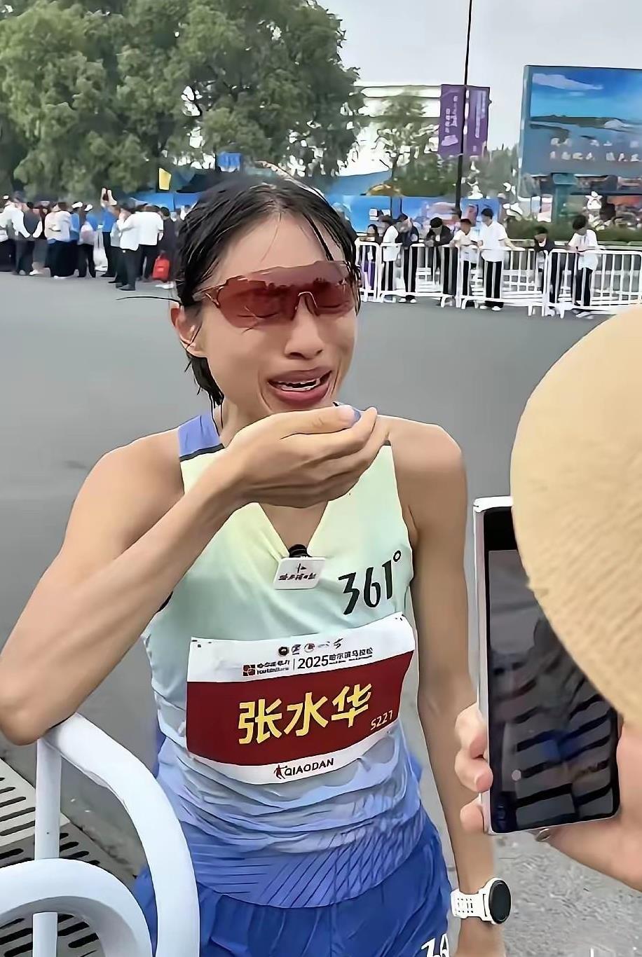 情商低真的害人害己都知道这位护士马拉松喜获第一，记者采访你倒说些漂亮话，这下好