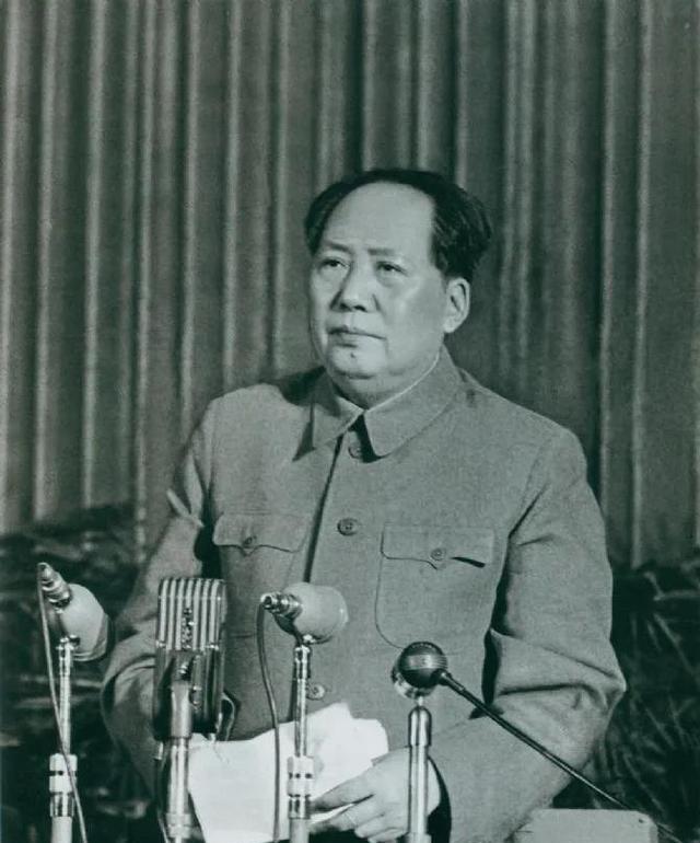 毛主席曾告诫过我们，如果有天消费不振，贫富悬殊，干群关系下降，原因就有可能是劳动