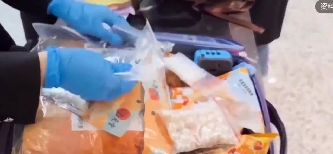 不能带现金回国？广东广州，一名旅客提着一个箱子，大摇大摆地过安检，准备入境，结果