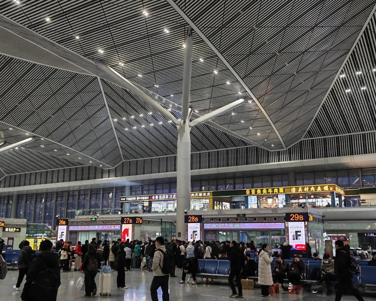 春运开始了吗？早上6点40分，西安北站侯车大厅已人流如织，老的、少的步伐匆