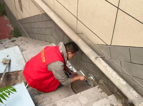 兰州徐家巷社区快速修缮渗水隐患【巡查发现速响应】近日受连日降雨影响，兰州市城关区白银路街道徐家巷社区