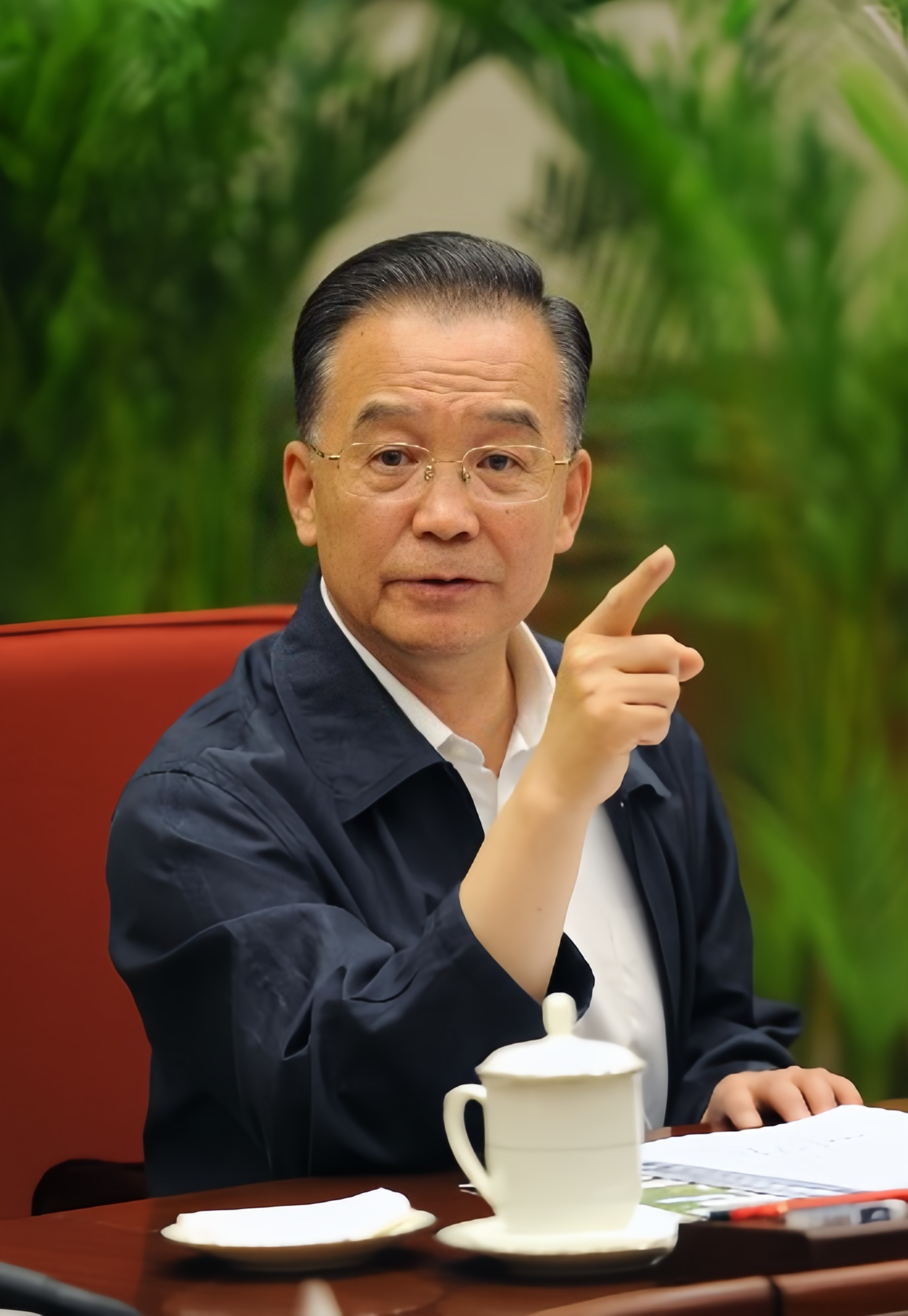 温家宝接任国务院总理之初，有记者问他和前任朱镕基相比，会有怎样的工作风格？温家宝