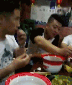 我这媳妇就是漂亮, 都俩孩子的妈了, 走路还跟跳舞似的
