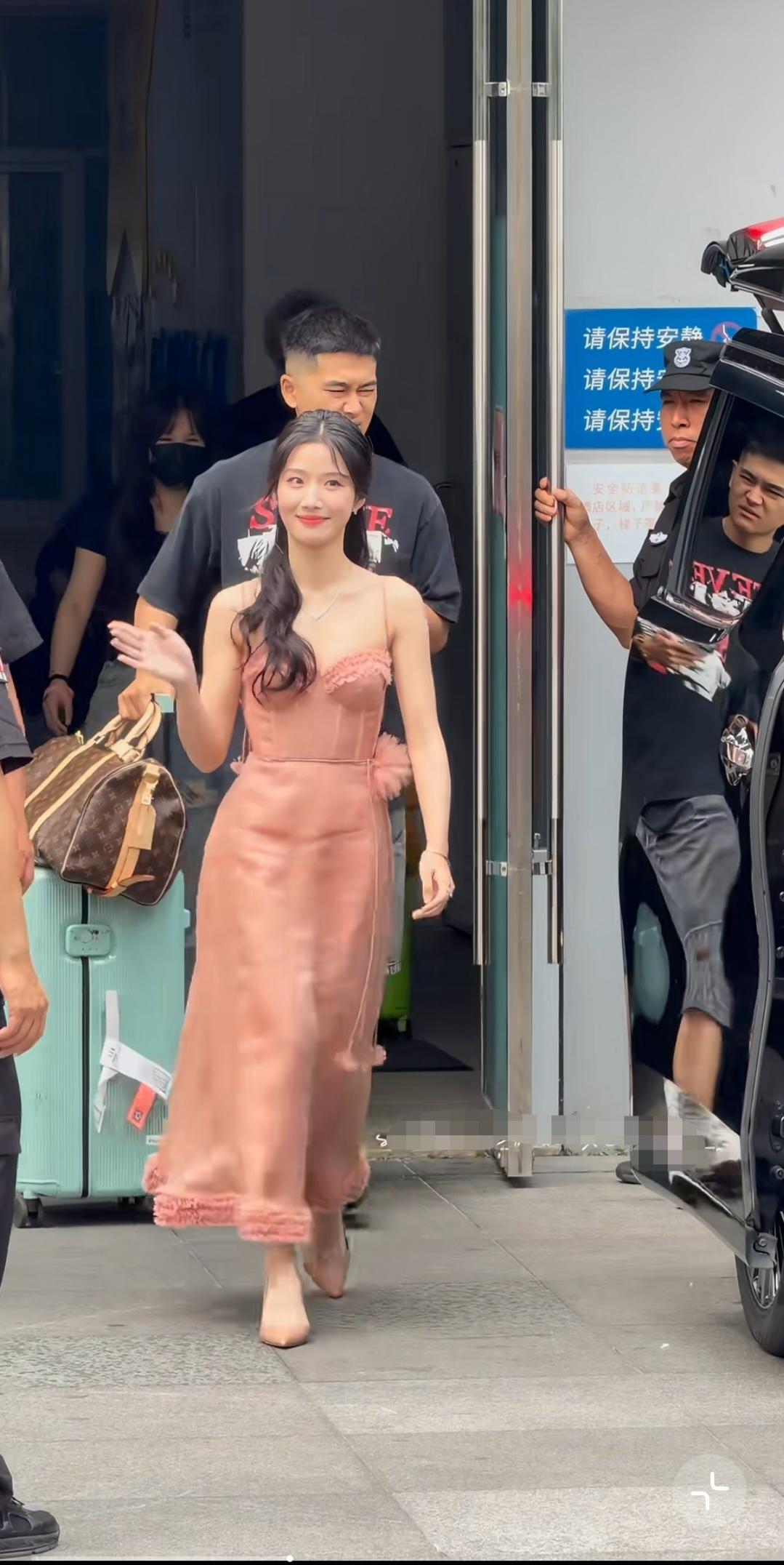 裙子有点长了。