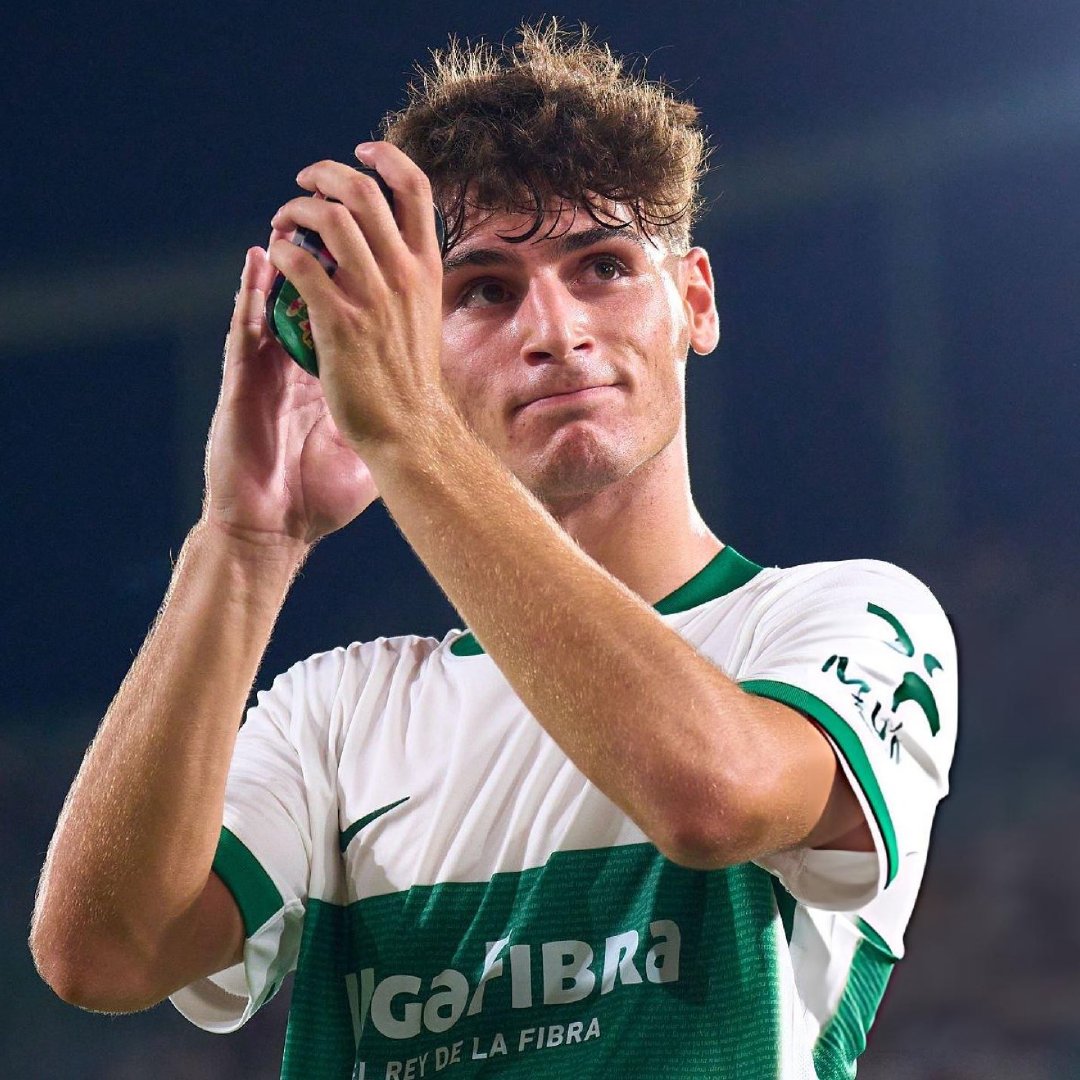 记者SamDean消息，阿森纳正在密切关注并权衡西班牙中场罗德里戈·门多萨(2