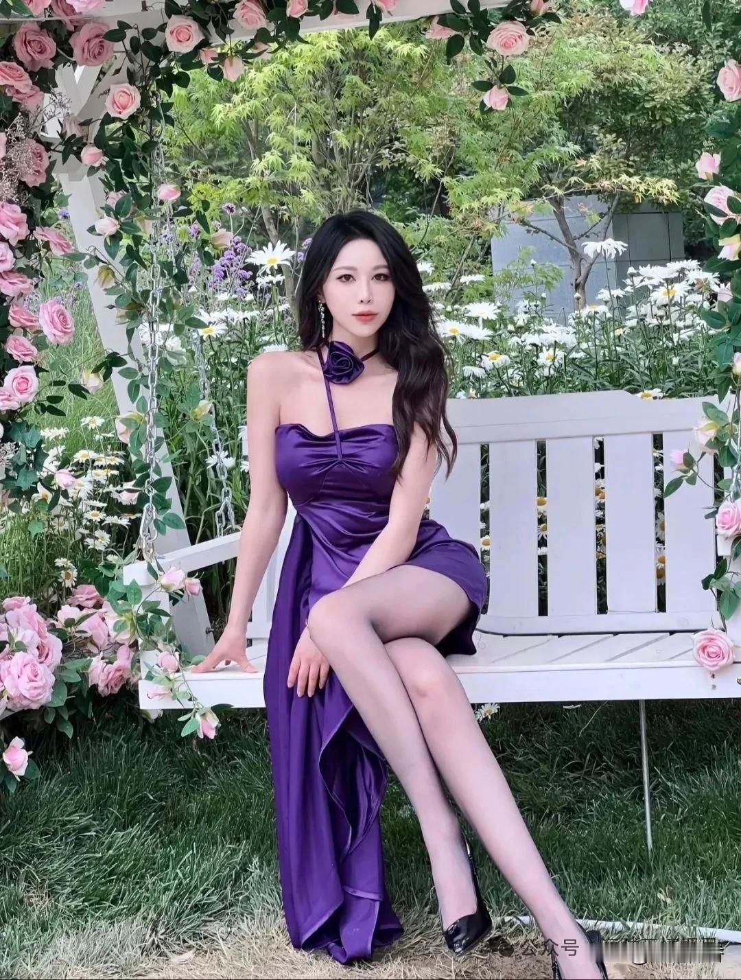 紫色抹胸连衣裙穿在她的身上真是太有感觉，太迷人了！