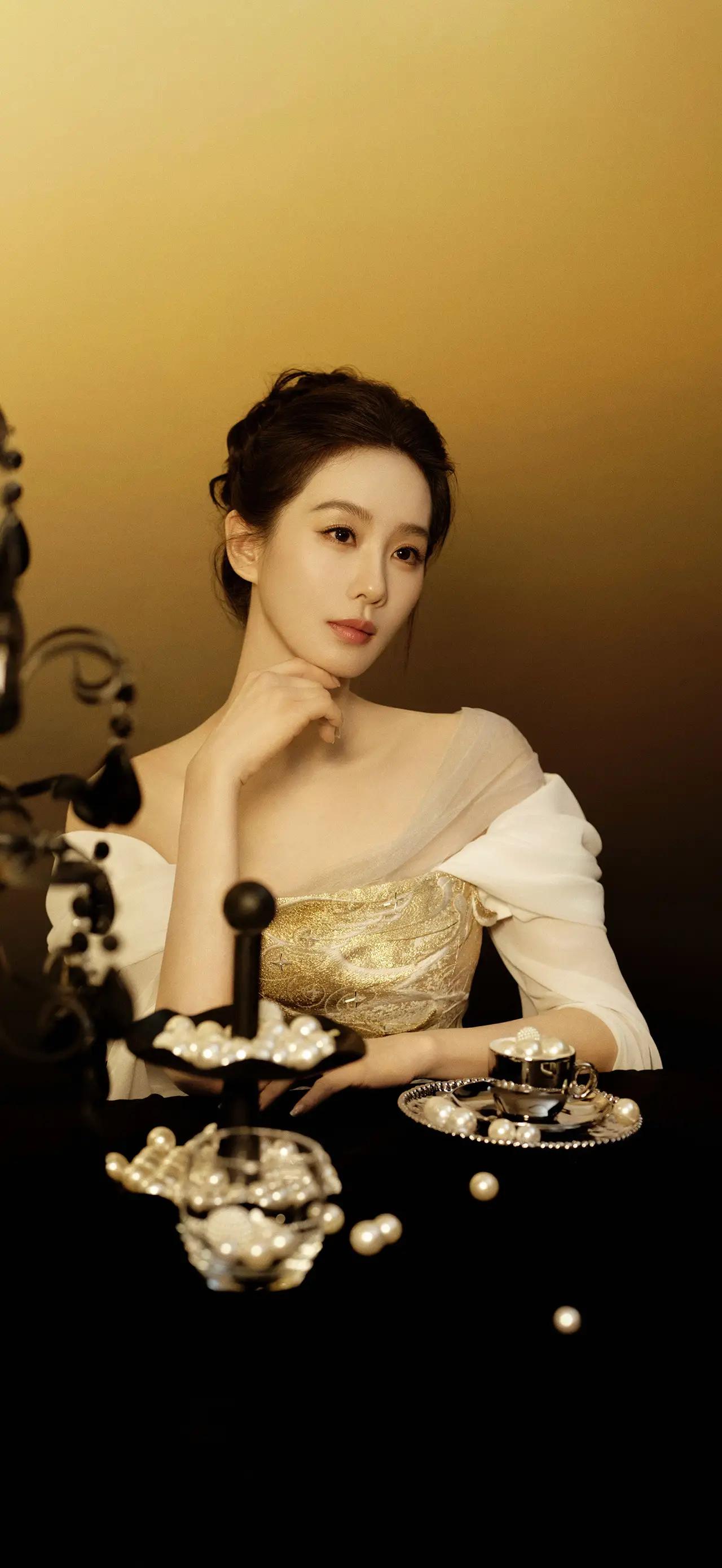 美女壁纸～刘诗诗，暖调鎏金漫过裙身肌理，露肩白纱揉碎温柔光影，盘发勾勒温婉轮廓。