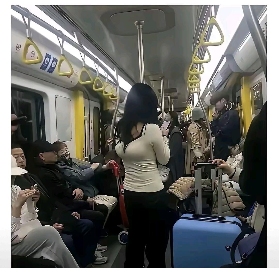 北京5号地铁早高峰太挤了，看把小姐姐都挤成什么样了!