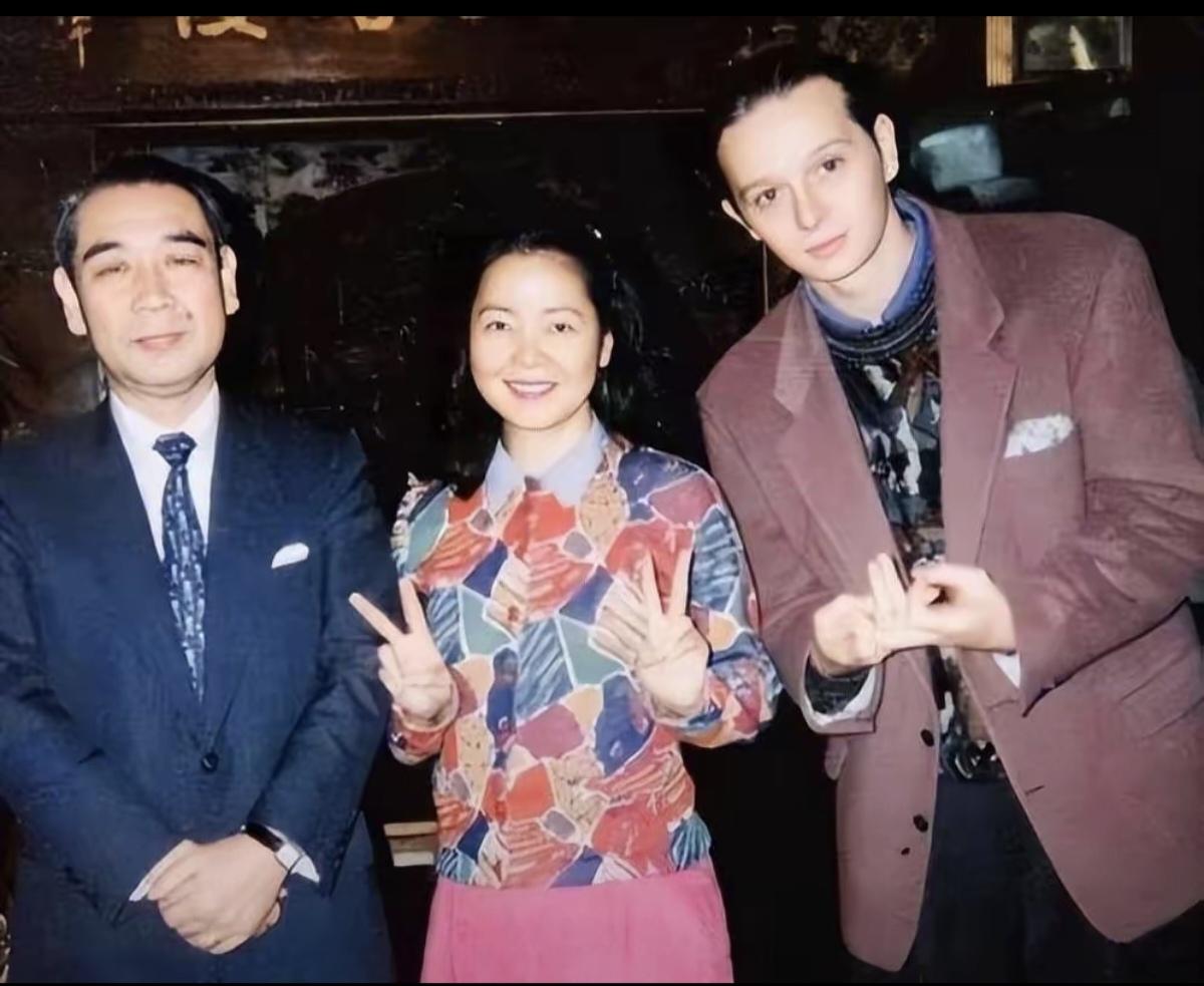 邓丽君和男友保罗与三哥邓长富的合影。那年，邓丽君结识了小她15岁的法国摄影师保