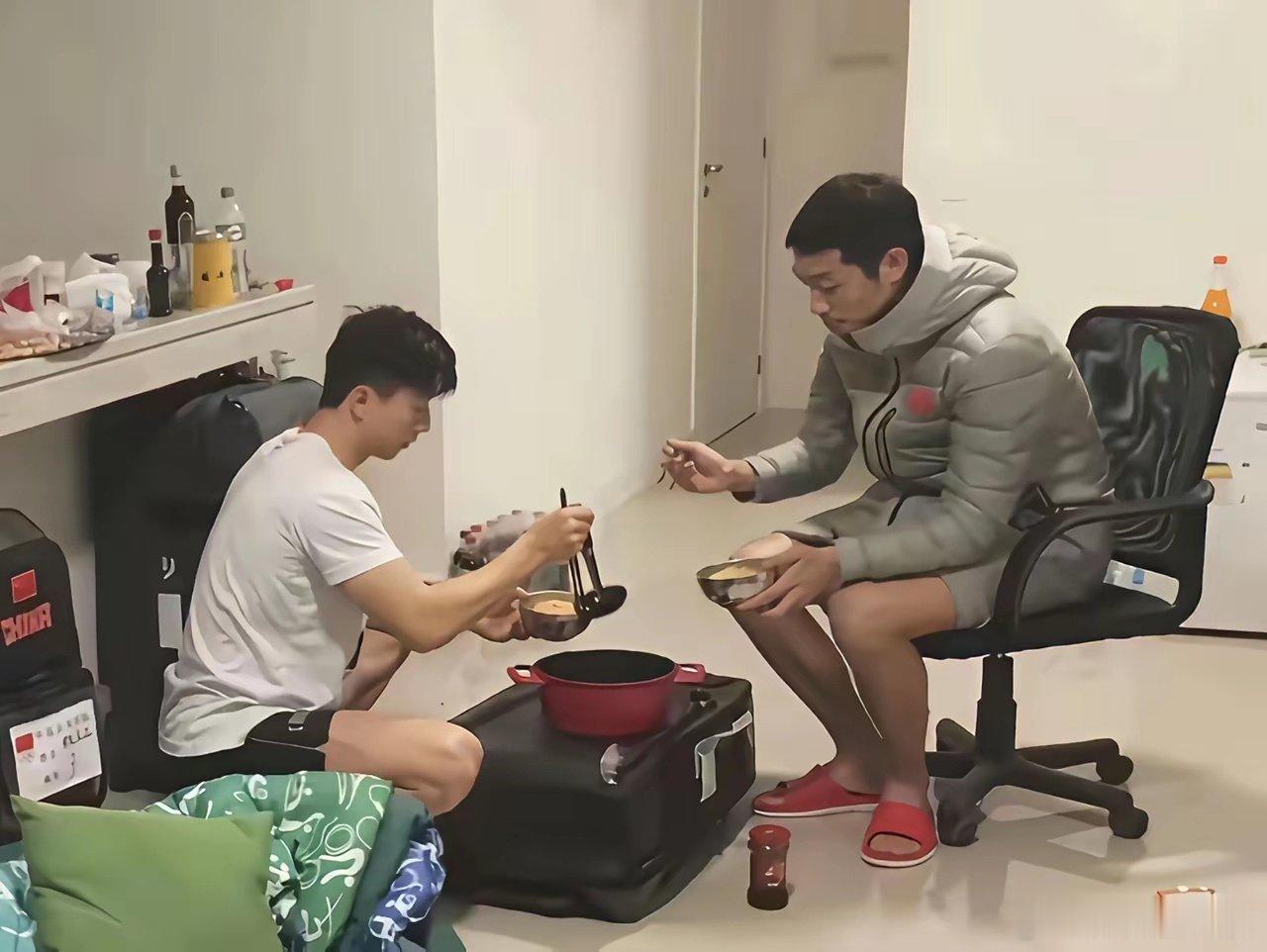 张继科和马龙穿着短袖，许昕穿着羽绒服，这到底是热还是冷啊​