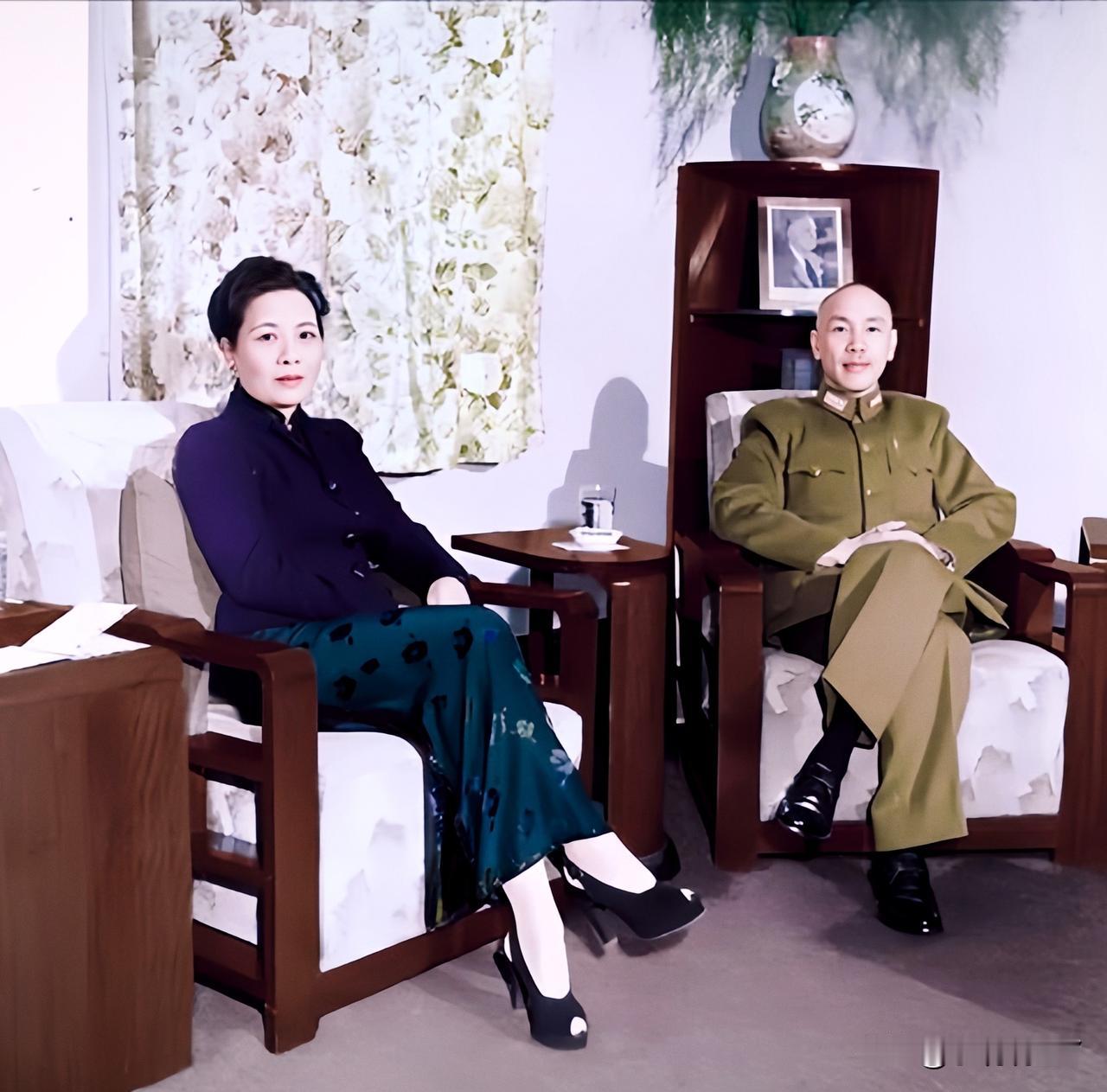 这是蒋中正和他的夫人宋美龄在室内坐在椅子上的一张合影老照片，拍摄于上世纪四十年代