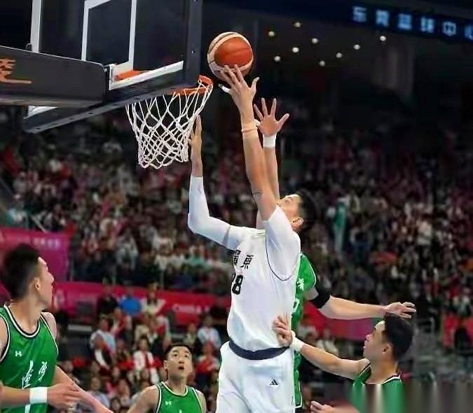 我有时候真觉得挺逗的。天天掰着手指头算，这个身高够不够两米，那个臂展能不能罩住