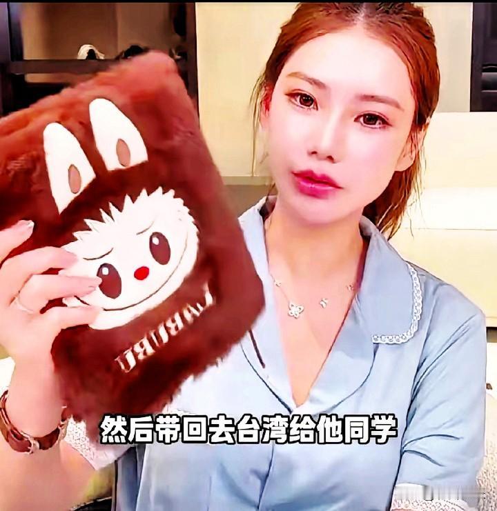 马筱梅真的很会办事儿。和继女小玥儿逛文具店，小公主相中一款拉布布笔记本，马