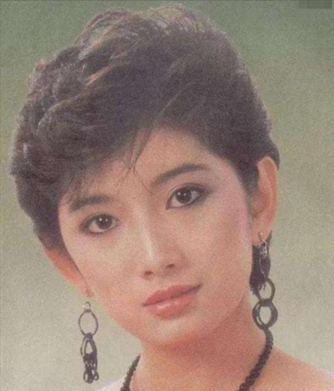 1975年，12岁的刘玉璞正在洗澡，醉醺醺地父亲发疯般地踹开门，冲进浴室里，死死