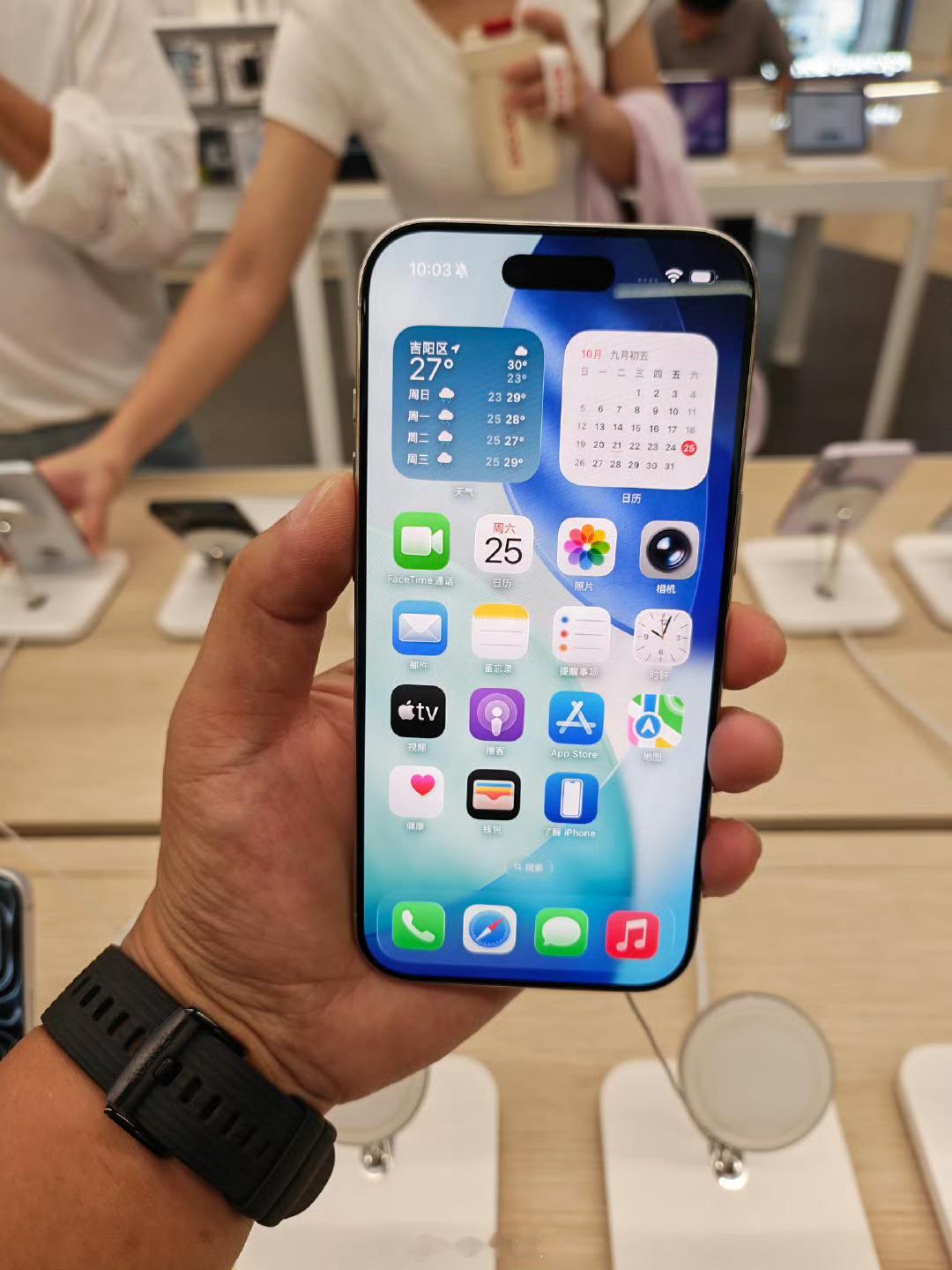 iPhoneAir开售遇冷，这机子的定位，本来就不是大众需求的机器。第一价格不