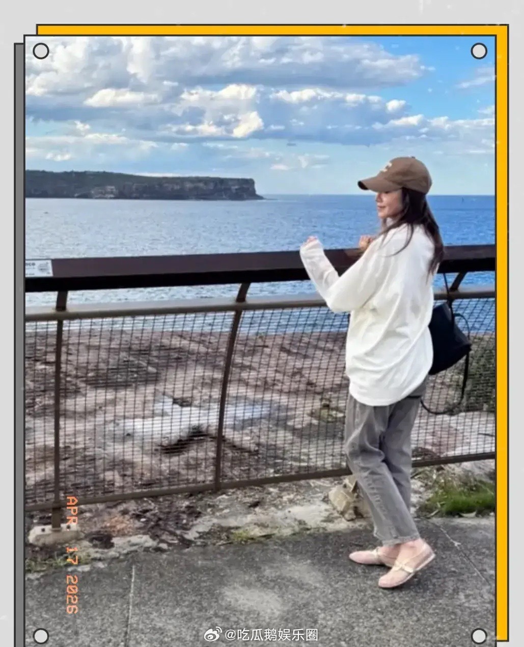 侯佩岑晒度假照，搂着俩儿子画面温馨，与老公复刻结婚时拍照姿势！