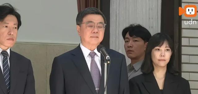 5月26日，台民进党当局行政机构负责人卓荣泰称:马英九基金会是否违法接受境外资金