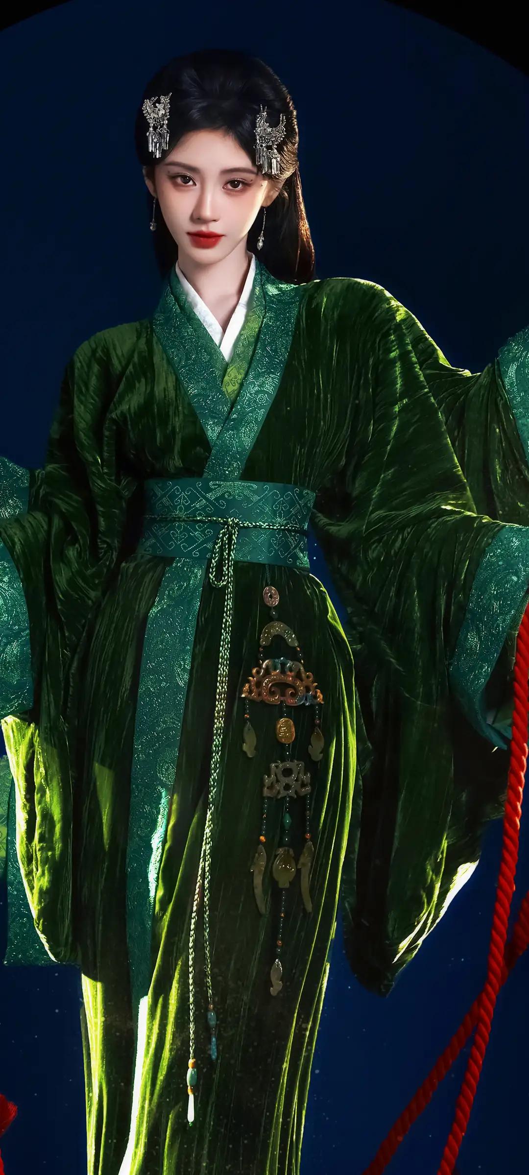 鞠婧祎的古风造型，将东方美学的万千风情演绎得淋漓尽致：鎏光下是贵气凛然，轻纱间是