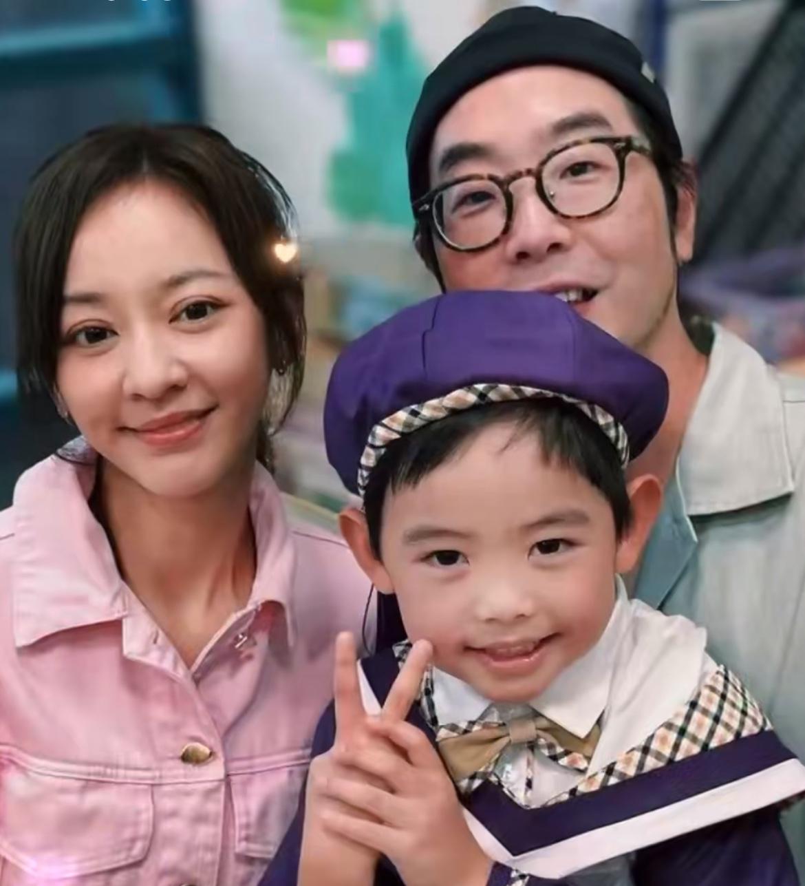 陈意涵和老公参加儿子幼儿园毕业典礼，6岁小初遗传了妈妈的好基因，一双大眼睛可爱又