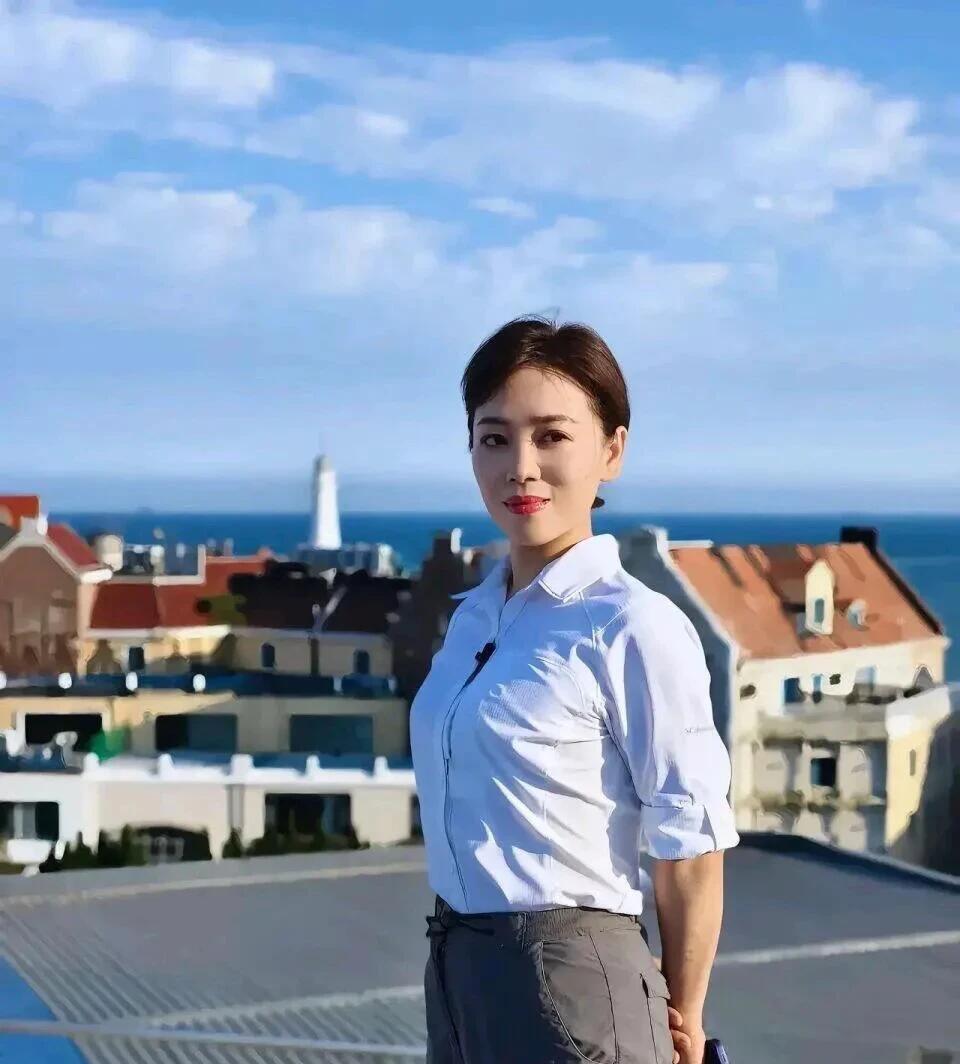 央视的主持人中，她的颜值没有周涛和海霞漂亮，不过她是一位才女，复旦的学霸。主持水
