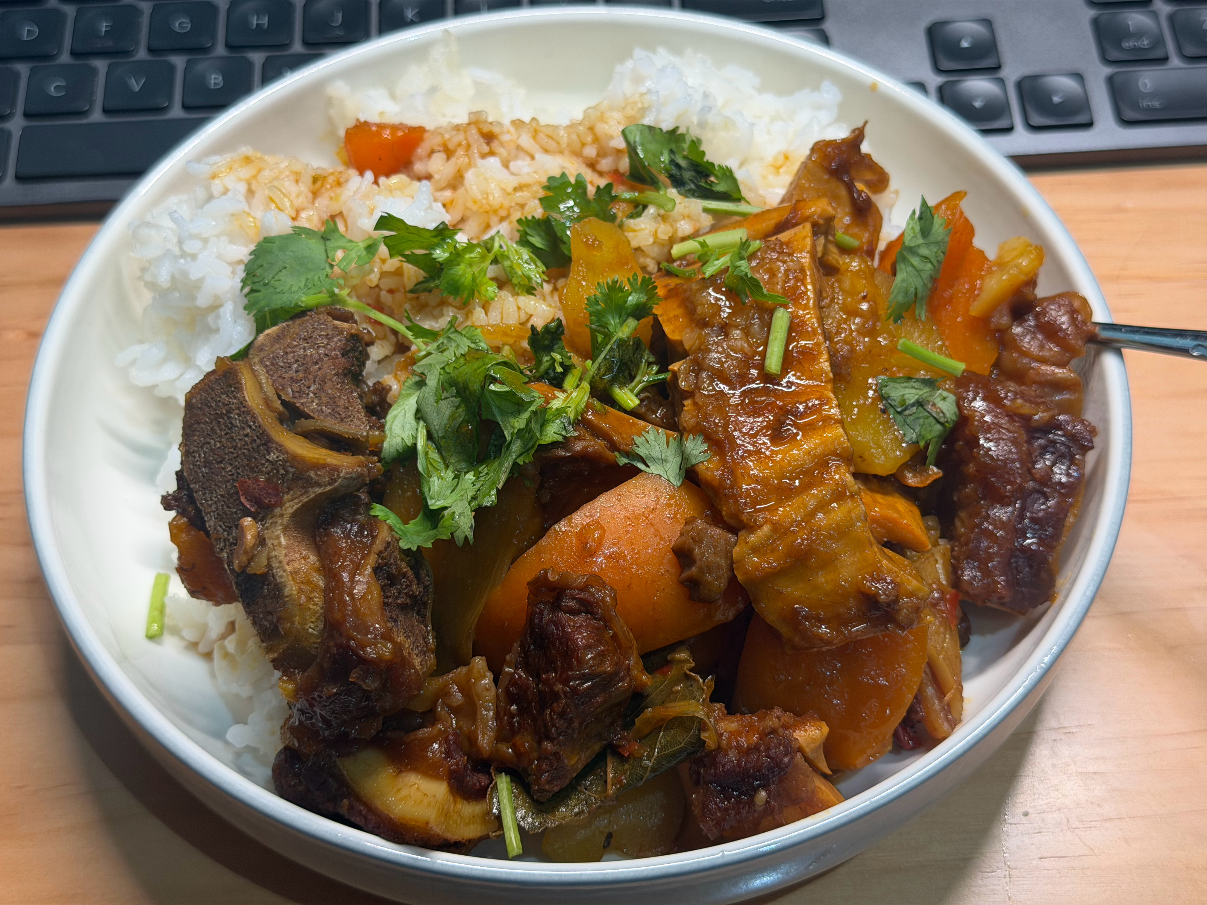 吃饭了，昨天说食堂热，今天我也跟着去感受了一下，吃完饭的确热的一头汗准备弄点隔热