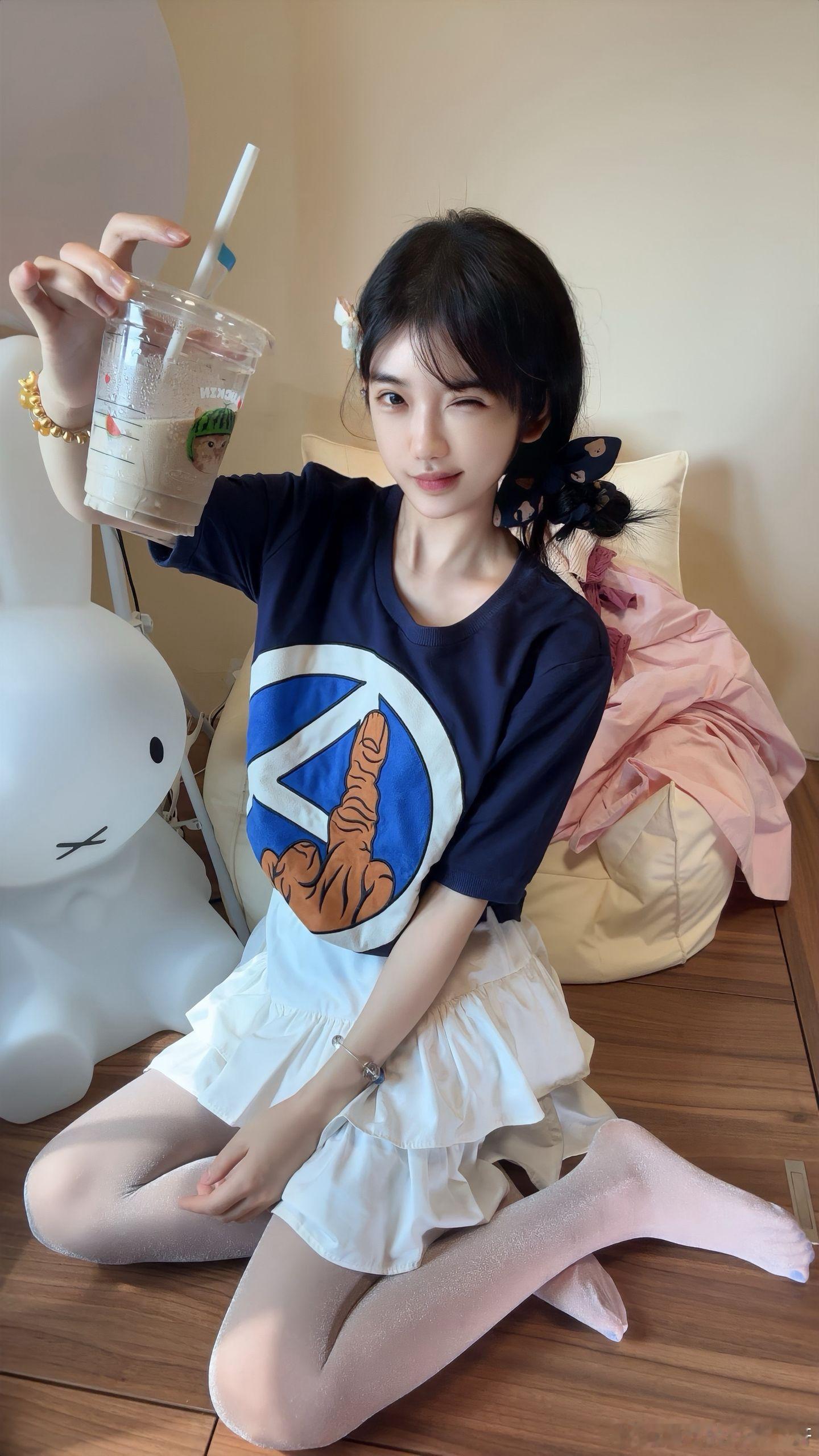 丝袜少女的居家慵懒风~​​​