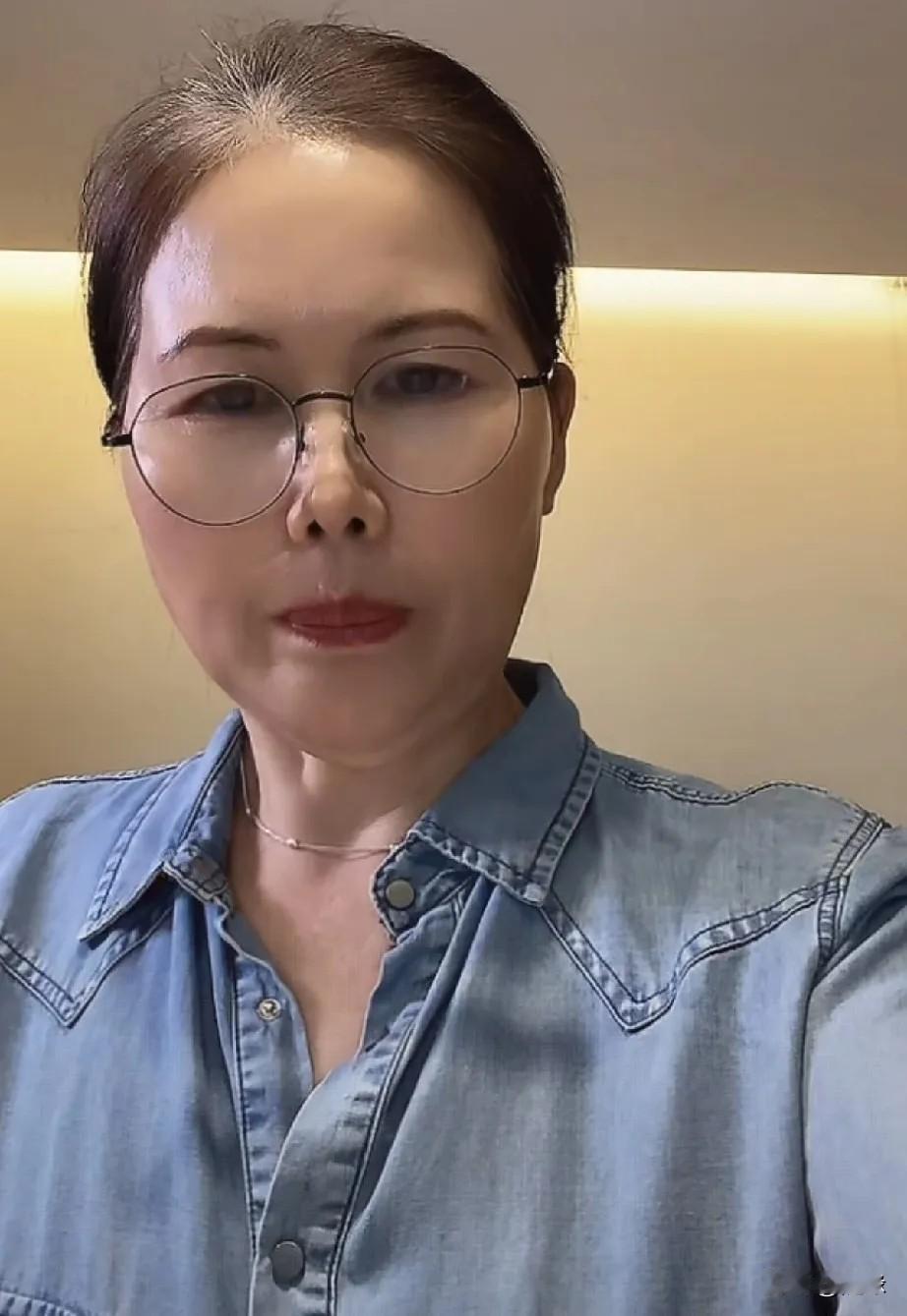 今天，小杨阿姨开播。网友:老板给你的年薪是多少？小杨阿姨:最重要的不是挣多少