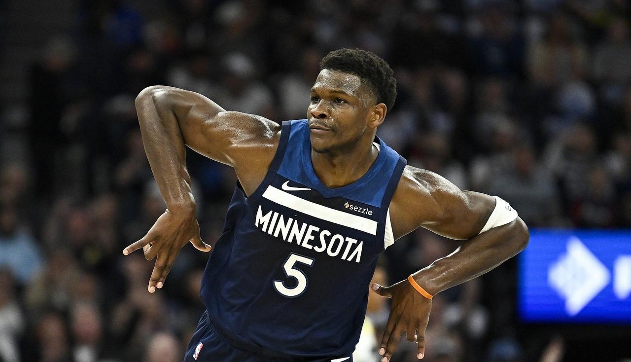 巴克利还不死心啊NBA名宿巴克利在节目中谈到了勇狼大战G2，他说：“森林狼首战